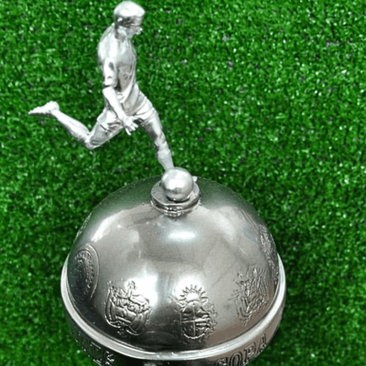 Exclusivo: Miniatura 19cm Taça Libertadores Campeões Até 2024 - EDIÇÃO LIMITADA